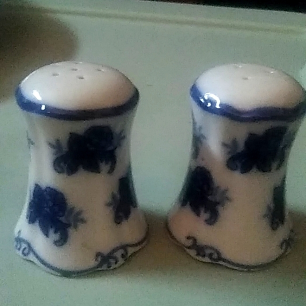 Cracker Barrel  Salt An Pepper  shakers flowers shabby chic look.